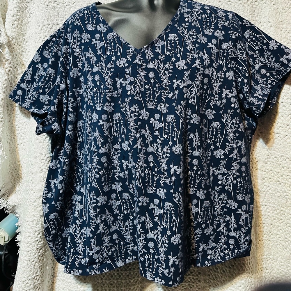 Basic Editions Navy and White Floral Blouse - Like New Plus Size